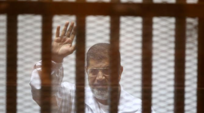 Egypte : l’ex-président Mohamed Morsi condamné à mort // Mohamed Morsi sentenced to death: Court hands down death penalty for ‘prison break’